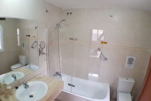 Image of the en-suite bathroom